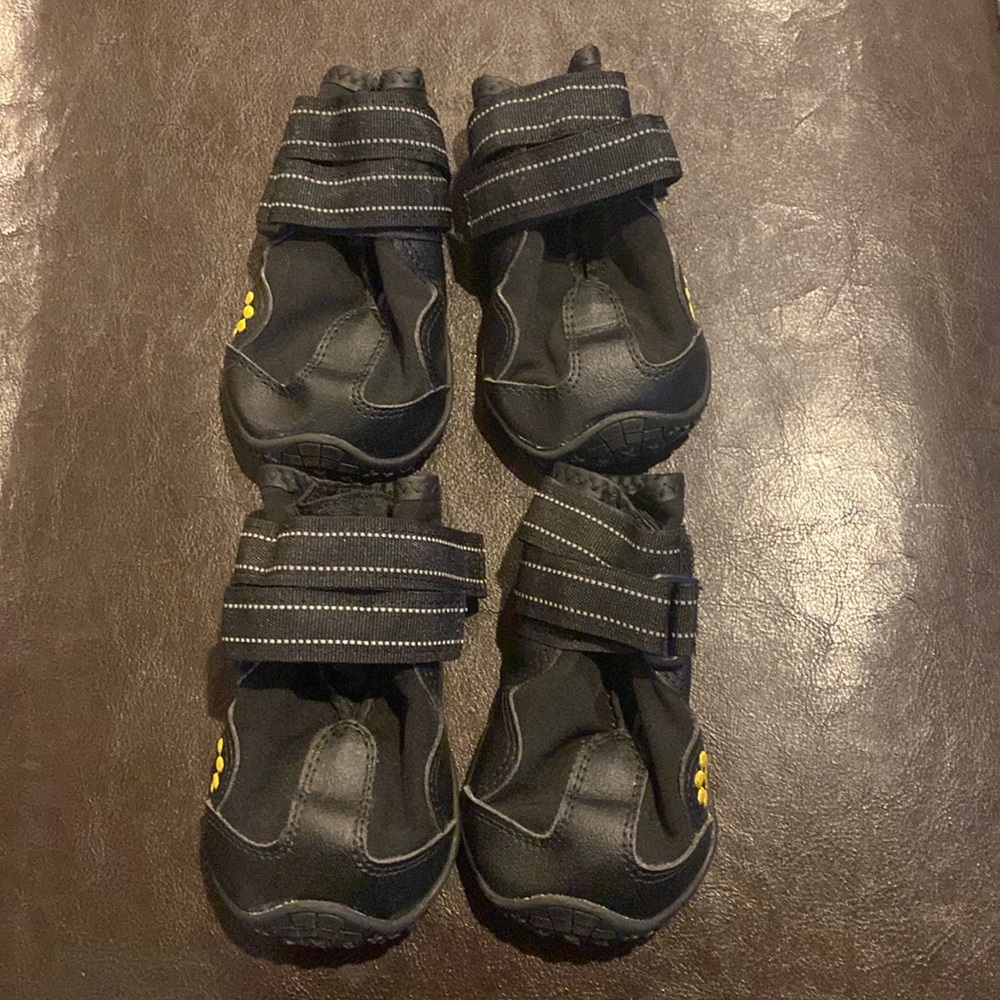 Dog Paw booties in size M (6).